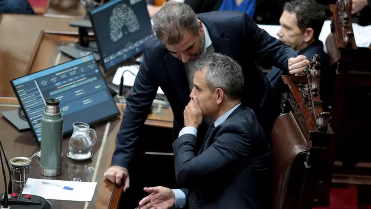 El titular de la Cámara de Diputados, Martín Menem, y el jefe de bloque del PRO, Cristian Ritondo